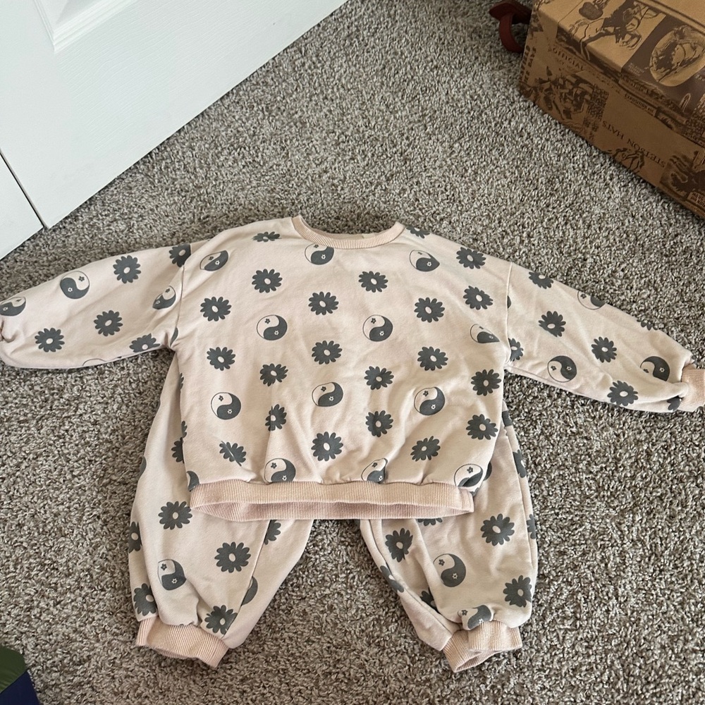 Indy and Pippa 3T Yin Yang and Flower Print sweat set